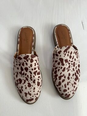 Universal Thread Brown and Cream Cow-Print Slip-On Mules